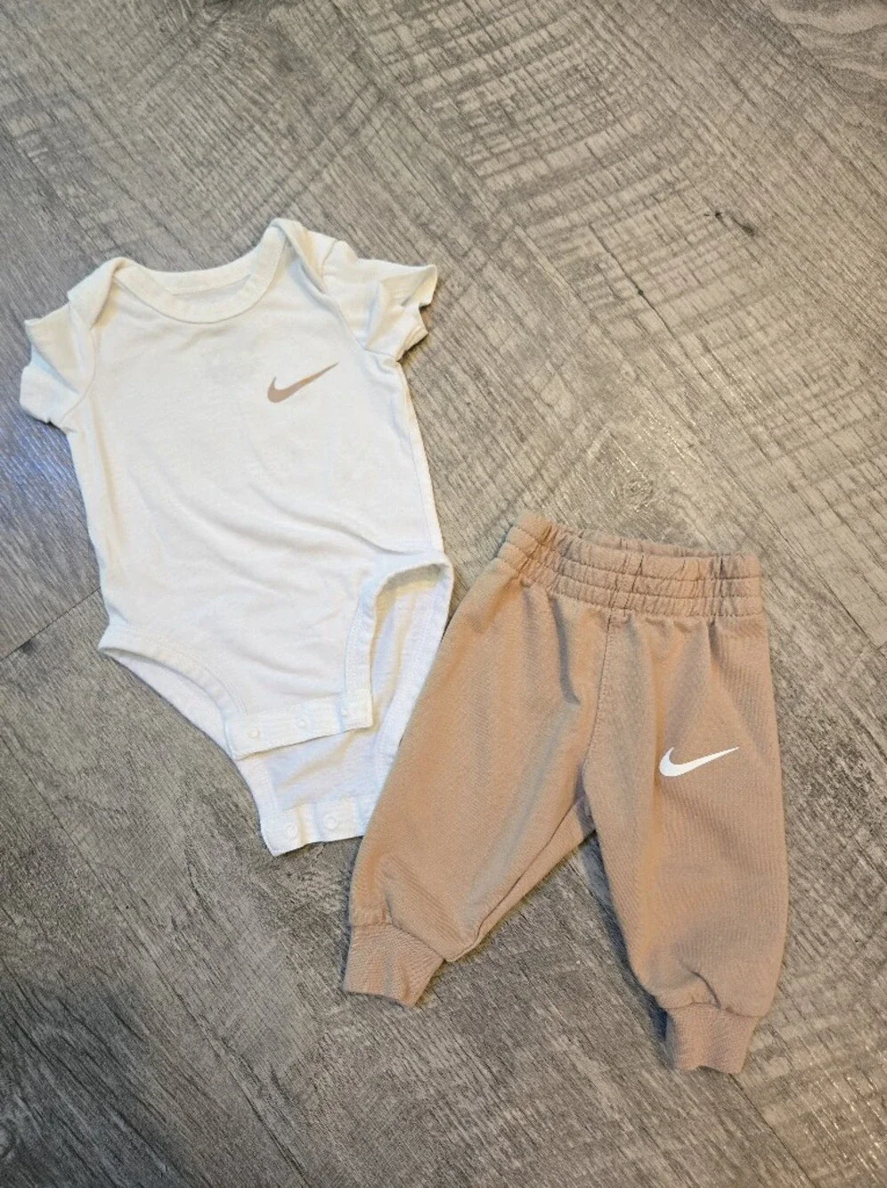 Nike Infant Short-Sleeve Bodysuit Set - Picture 1 of 2